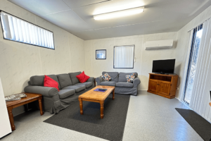 dongaraholidayhomes-leander-reef-holiday-park_unit35_lounge_new